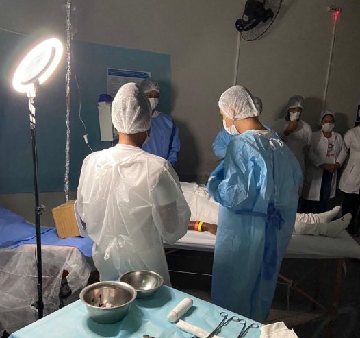 Alunos em prática no laboratório de enfermagem