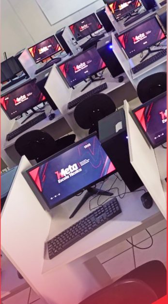 Computadores em um dos laboratórios de informática
