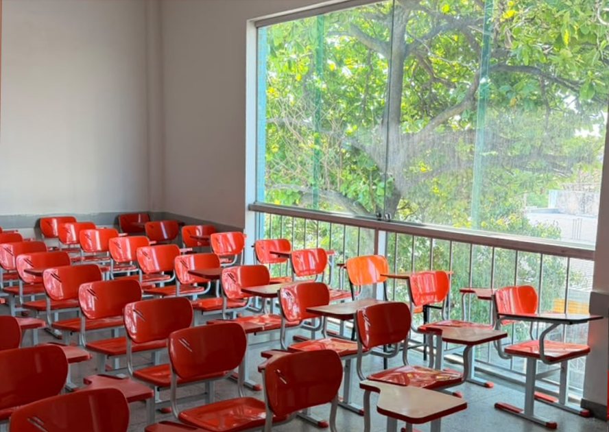 Sala de aula com vista para área arborizada